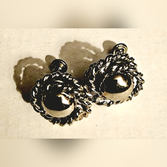 Vintage silver button coil wrapped screwback earrings - Picture 2 of 6